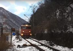 Circulaţia trenurilor între Orşova şi Caransebeş, dată peste cap. Stânci căzute pe calea ferată, la Băile Herculane