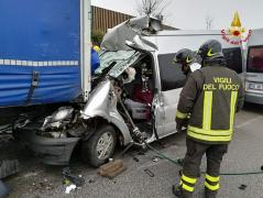 Ipoteză şocantă în cazul microbuzului plin cu români strivit sub un TIR, pe o autostradă din Italia. Un transportator ieşean îi avertizează pe români