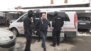 Leo de la Strehaia, reţinut pentru 24 de ore, după ce ar fi înşelat un american cu un obiect din aur