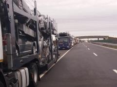 Coadă infernală la Vama Nădlac. Şoferii aşteaptă şi 10 ore pentru control