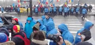 Protest la Parcul Izvor. Zeci de manifestanţi vor să intre în curtea Parlamentului