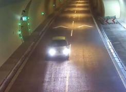 Cel mai prost şofer din lume! A întors într-un tunel cu sens unic şi a condus pe contrasens pe autostradă (VIdeo)