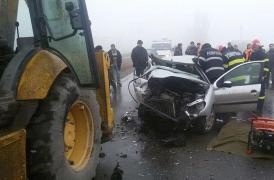Accident groaznic la Focşani. Un autoturism s-a făcut praf după ce a intrat într-un buldozer! Un bărbat în comă a fost descarcerat