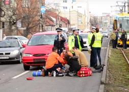 Un poliţist arădean băut a ucis un bărbat de 68 de ani, pe trecere. Pietonul a fost aruncat la 3 metri înălţime de impactul cu autoturismul