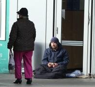 Un român din Marea Britanie a oferit bani unui cerşetor englez, după care l-a urmărit să vadă ce face cu ei. Bărbatul a trăit un adevărat şoc