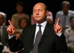 Băsescu, mesaj exploziv pe Facebook: "Bietul Daddy se perpeleşte, îşi rupe hainele de pe el. Salvaţi-l pe Daddy!"
