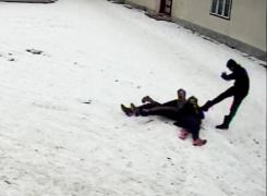 Crima din Bacău, surprinsă de camerele de supraveghere. O mamă a fost ucisă în bătaie de un adolescent drogat (Video)