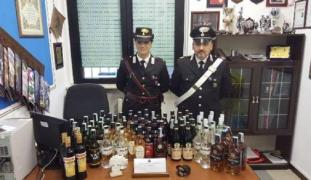 Au crezut că au dat lovitura! Doi români au furat zeci de sticle de alcool, dar au fost prinși din întâmplare de polițiști