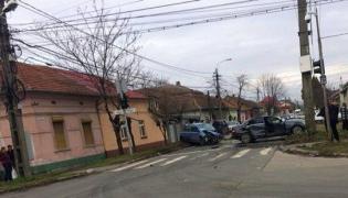 Accident violent în Timişoara. Un copil de 3 ani e în stare gravă la spital, după ce o şoferiţă a intrat în maşina condusă de tatăl lui