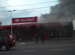 Incendiu de proporţii la un centru comercial din Mediaş. Magazinul s-a făcut scrum în câteva ore (Foto)