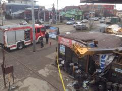 Accident grav în Timişoara. O macara s-a prăbuşit peste un service auto (Foto)