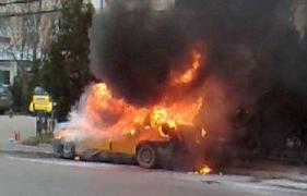 Şofer în flăcări, după ce a alimentat cu benzină în loc de motorină şi a încercat să scoată combustibilul cu ţigara în gură