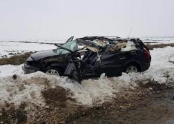 Un bărbat a murit şi două femei sunt rănite, într-un accident în Olt în care un camion a făcut zob un autoturism (video)