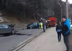 Şase persoane, între care trei copii, au fost rănite într-un accident la Buşteni, în care au fost implicate trei maşini