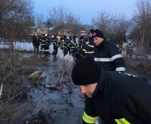Cinci oameni au fost evacuaţi din case! Inundaţii uriaşe în Teleorman, două drumuri restricţionate