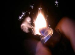 Caz şocant într-un sat din Suceava. Un bărbat a turnat benzină pe tatăl său şi i-a dat foc