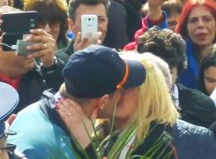 Doi poliţişti şi-au cerut iubitele în căsătorie la ceremonia de depunere a jurământului de la Şcoala de Poliţie Câmpina (Video)