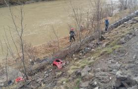 Grav accident pe Valea Oltului, o maşină a plonjat în râul Olt! Fetiţă de 13 ani salvată din apă, părinţii sunt de negăsit