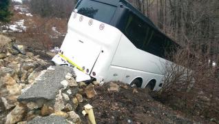 Un autobuz a ieşit în decor, la Cheile Grădiştei! Accidentul s-a soldat cu şapte răniţi