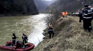 Maşina scufundată în Olt a fost găsită. Părinţii fetiţei salvate sunt amândoi în interiorul maşinii scufundate
