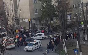 Accident groaznic în Râmnicu Vâlcea. Trei maşini s-au ciocnit într-o intersecţie. Sunt 5 victime, printre care şi un copil