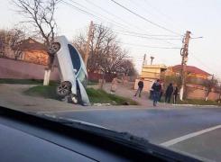 Accident spectaculos la Galaţi. O maşină a ajuns într-un copac de pe marginea drumului (Foto)