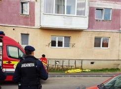 Accident sau sinucidere? O fată de 16 ani, din Satu Mare, a murit după ce a căzut de la etajul patru al unui bloc (Foto)