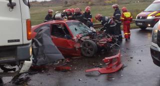 Carambol cumplit la Şcheia, în această dimineaţă! O tânără a murit, iar alte patru persoane sunt grav rănite după un impact violent între un TIR şi trei maşini