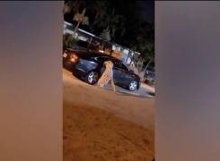 Răzbunarea incendiară a unei tinere înşelate de iubit! Femeia i-a distrus maşina cu o piatră şi apoi i-a dat foc (Video)