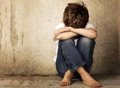 O femeie din Arad şi-a obligat băieţelul de 11 ani să se prostitueze cu mai mulţi bărbaţi din oraş (Foto)