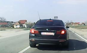 Poliţiştii au rămas şi ei surprinşi să descopere că la volanul BMW-ului din Vâlcea care şicana şoferi în trafic era o femeie (video)
