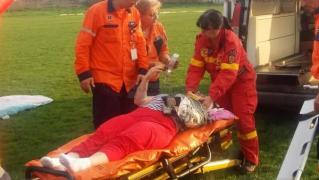 Șefa Stației de Salvare de la Sebiş în stare gravă după ce a căzut cu scara, în timp ce tăia via. A intervenit elicopterul SMURD