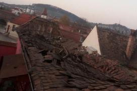 Acoperişul unei case, prăbuşit la Mediaş. Mai multe persoane se aflau în locuinţă