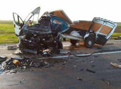 Impact devastator după ce şoferul unei dubiţe ar fi adormit la volan! Un tânăr a murit pe loc, iar alţi doi bărbaţi au rămas încarceraţi (Foto, Video)