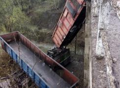 Concluziii în cazul trenului căzut în râpa de 10 metri de lângă Petroşani, acum un an: 'Mecanicii au consumat alcool'