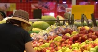 Scoatem tot mai mulţi bani din buzunare! Legumele şi fructele s-au scumpit cel mai mult în luna martie