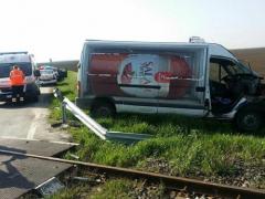 Grav accident în judeţul Timiş! Un şofer de microbuz a rămas încarcerat, după ce a fost izbit puternic de un tren