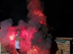 Momentul şocant în care un bărbat a fost cuprins de flăcări după ce a aruncat benzină pe un grătar (Video)