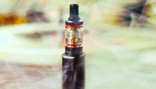 Veşti proaste pentru fumători! Ţigările electronice ar putea fi interzise în spaţiul public