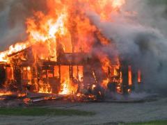 Contrabandiştii i-au dat foc la casă unui poliţist de frontieră din Suceava. Agentul se afla în casă, cu familia