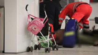 O femeie şi copilul ei au fost înjunghiaţi mortal într-o staţie de metrou din Hamburg