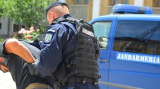 Din dragoste, un tânăr a încercat să se omoare în public, la Sibiu, cu un cuţit. Trecătorii au privit îngroziţi