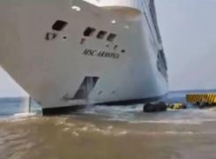 Un imens vas de croazieră cu 1.800 de pasageri la bord a distrus complet un ponton din cauza vitezei (Video)