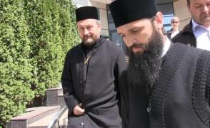 Fostul episcop al Huşilor, surprins în ipostaze scandaloase cu un seminarist, s-a "spovedit" în faţa judecătorilor: "Cei trei au fost foarte agresivi!" (Video)