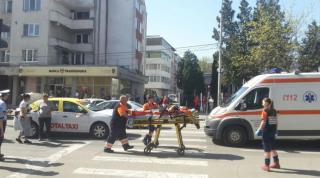 O femeie care circula cu viteză şi se machia în oglinda retrovizoare a provocat un accident groaznic la Bistriţa