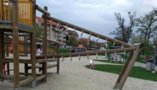 Fetiţă de 11 ani în stare gravă la spital. Copilului i-a căzut în cap o bârnă de lemn, într-un loc de joacă din Sibiu