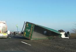 Accident teribil la Drajna. Un TIR a rupt parapeţii de pe A2 şi s-a răsturnat pe câmp, pe celălalt sens de mers