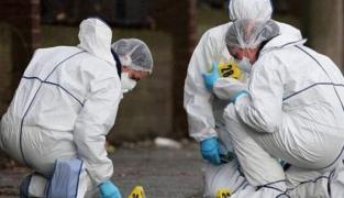 Crimă înfiorătoare într-un sat din Olt. Un tânăr şi-a ucis şi incendiat propria mamă, a înjunghiat o vecină, apoi a încercat să se sinucidă