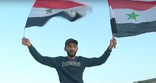 Sute de sirieni au ieşit în stradă, pentru a demonstra că nu se tem de bombardamentele lansate de SUA (Video)