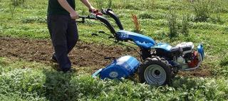 Un bărbat din Arad, la un pas de moarte după ce a fost prins într-un utilaj agricol. Victima a ajuns la spital cu 2 lame înfipte în corp